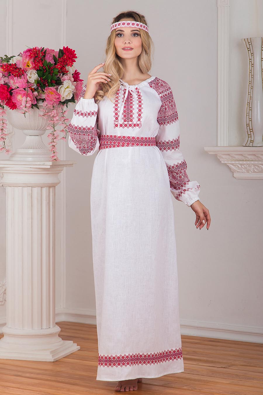 Women in Slavic costumes in Dehradun