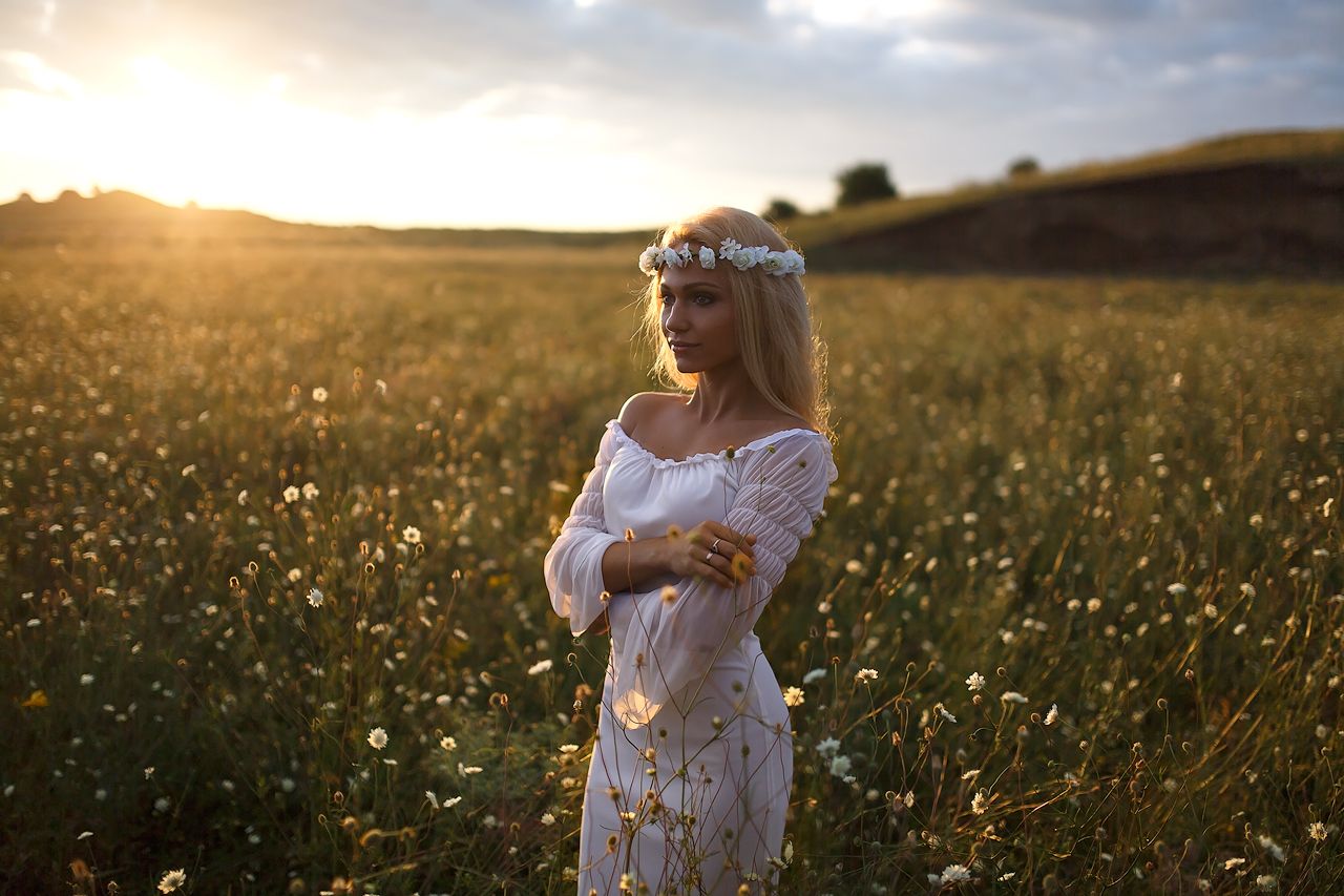 Girls in Slavic costumes in Dehradun
