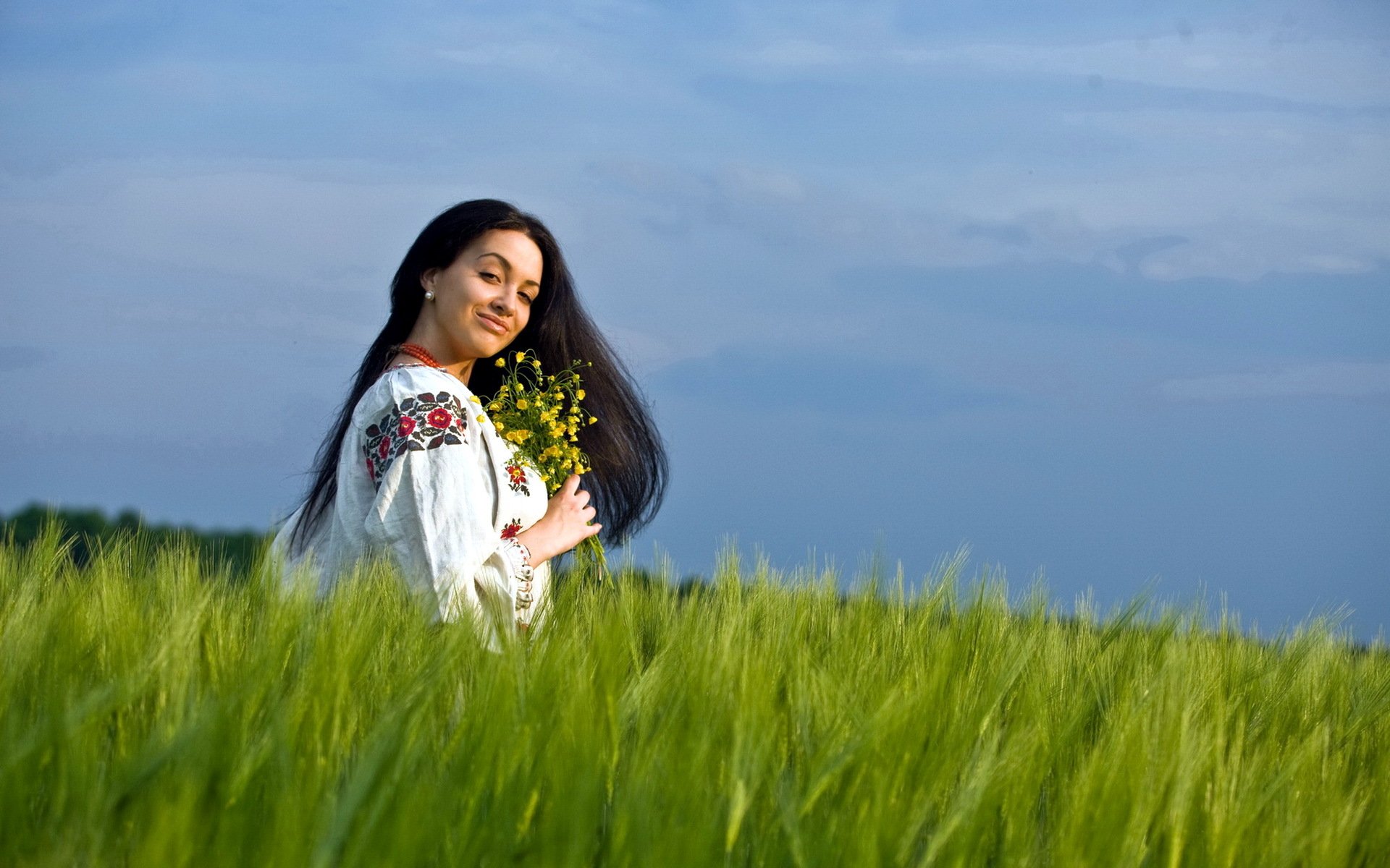Girls in Slavic costumes in Dehradun